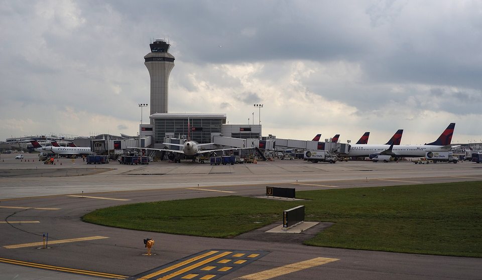 A McNamara terminál légi oldala a Detroit Metro Airporton: a légiforgalmi irányítótorony a kapuknál parkoló Delta-gépek sora mögött magasodik.