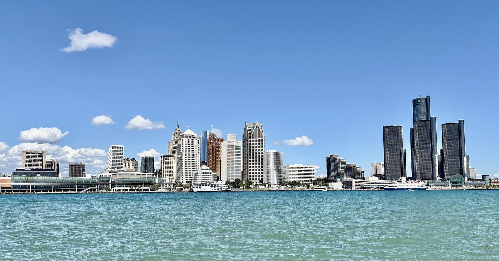 Detroit folyóparti panorámája Windsor felől