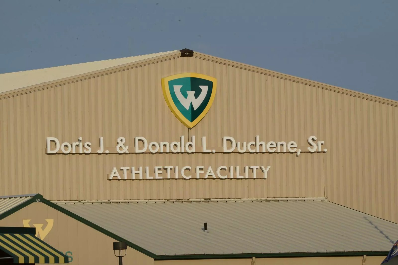 A Doris J. & Donald L. Duchene, Sr. Athletic Facility felirat az épület homlokzatán