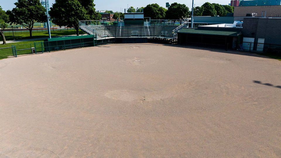 A softballstadion belső tere a lelátóval és a kispadokkal