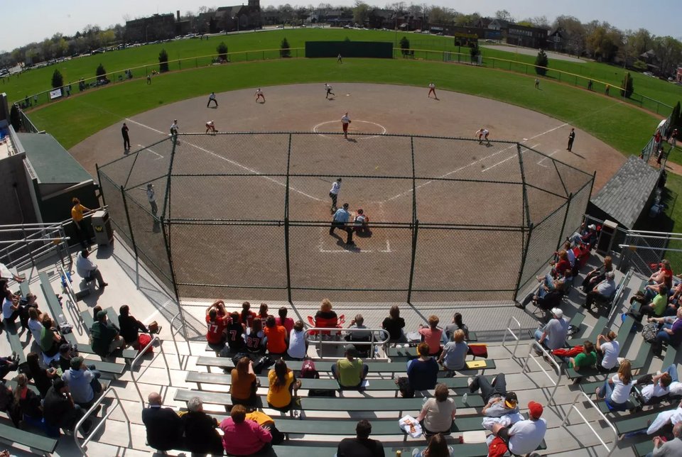 Softballmeccs nézőkkel a hazai bázis mögötti lelátón