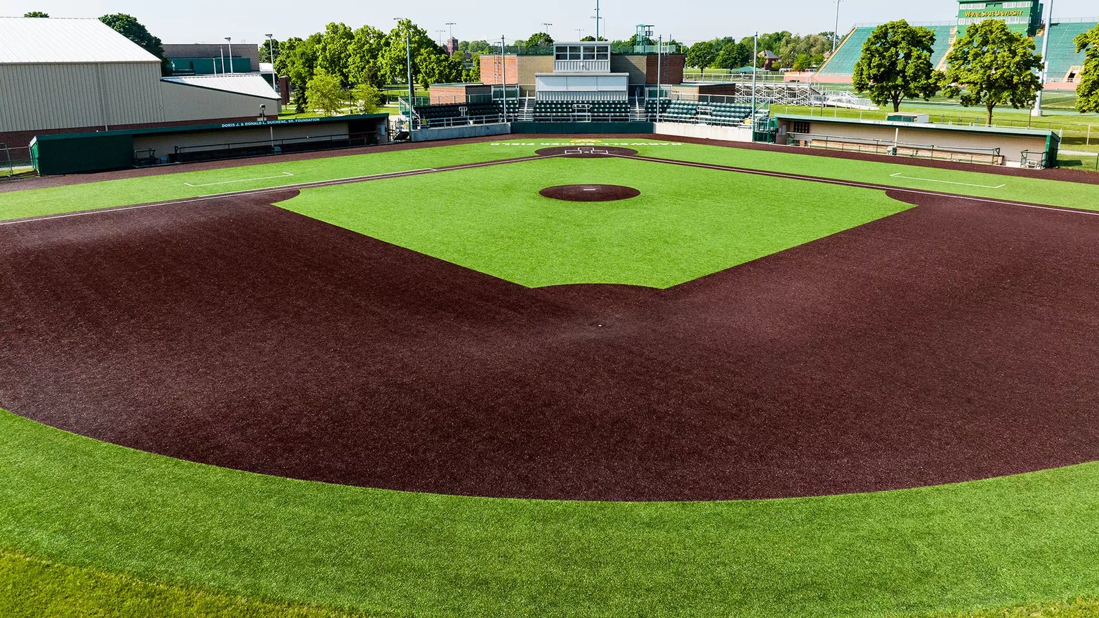 A Harwell Field baseballpályája felülről, a hazai bázis mögötti lelátóval