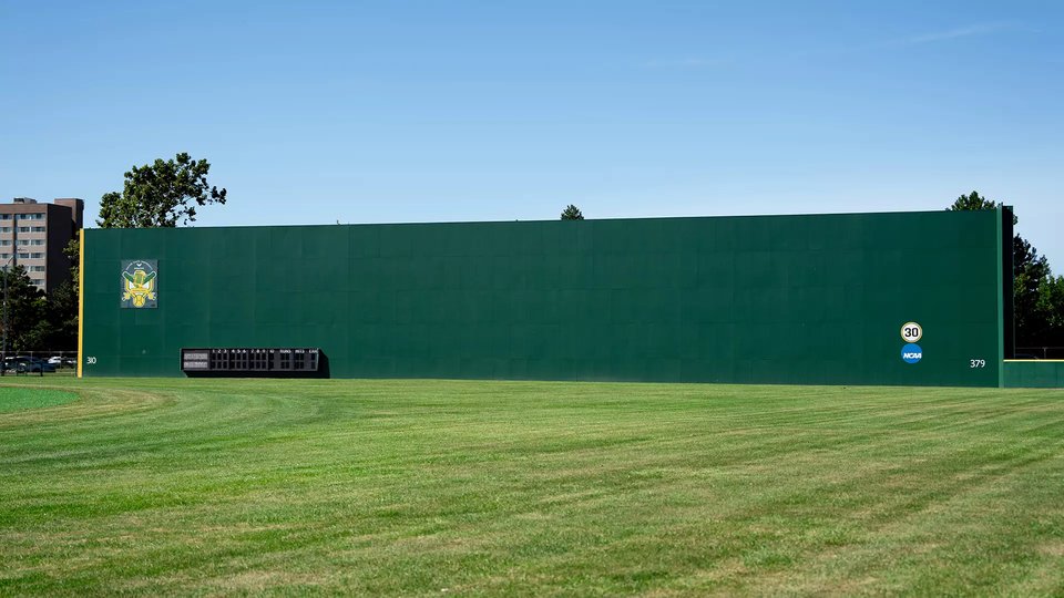 A Fenway Parkot idéző zöld bal oldali fal, a Green Monster