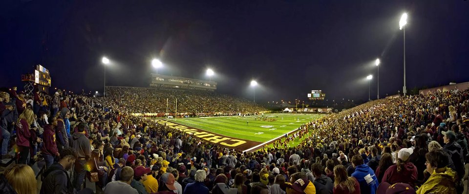 Panorámakép a reflektorfényes stadionról egy Western Michigan elleni meccsen