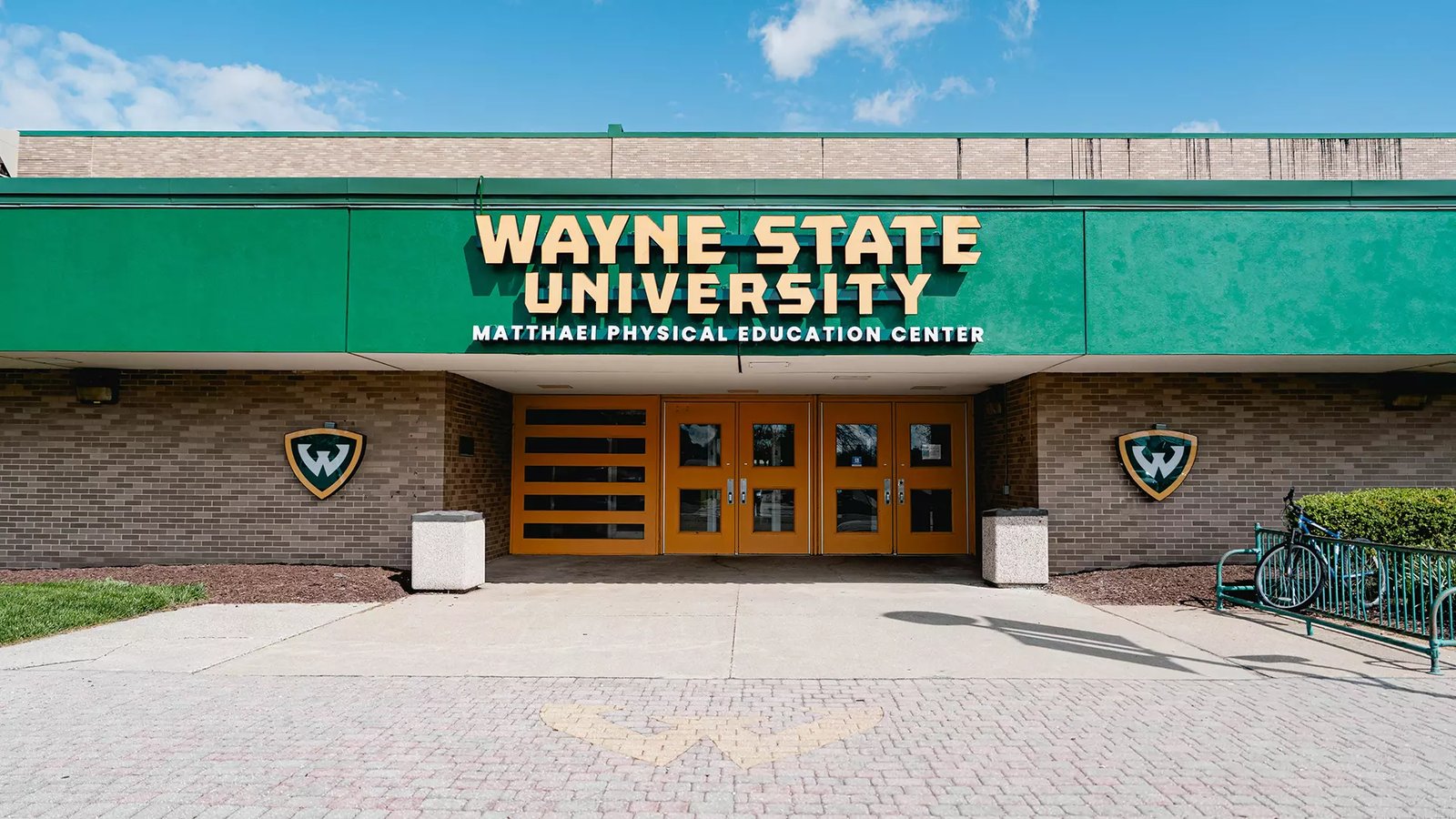 A Matthaei Physical Education Center bejárata az új Wayne State University felirattal