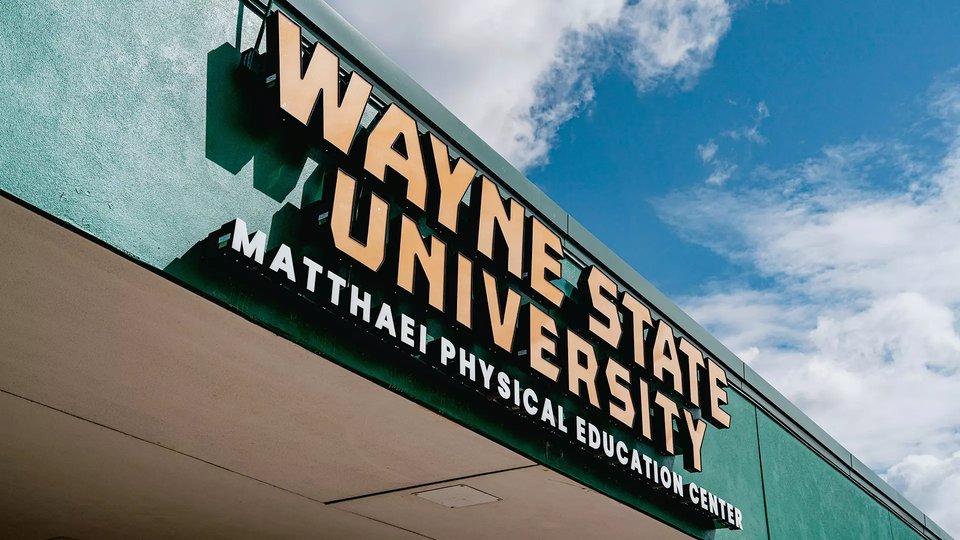 A Wayne State University Matthaei Physical Education Center felirat alulról