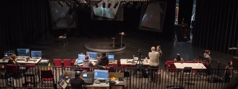 A színpad és a technikai stáb számítógépekkel és keverőpultokkal a McArdle-ben
