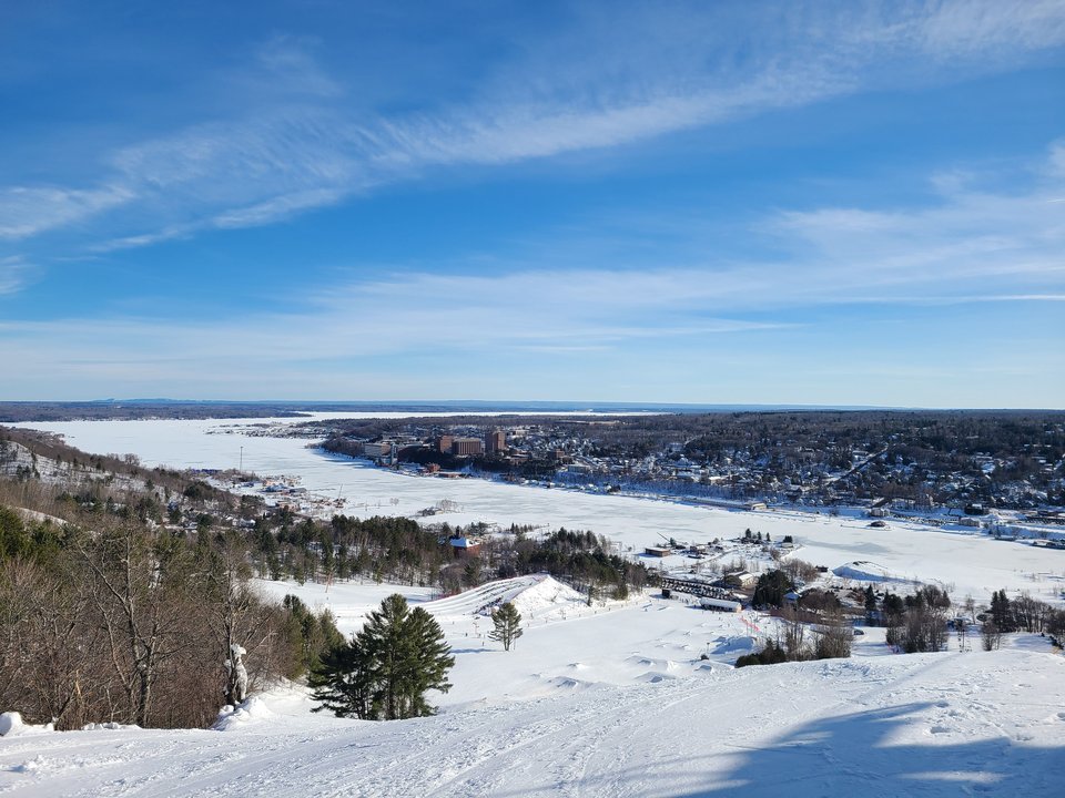 A clear bluebird day on the slopes at Mont Ripley (2023)
