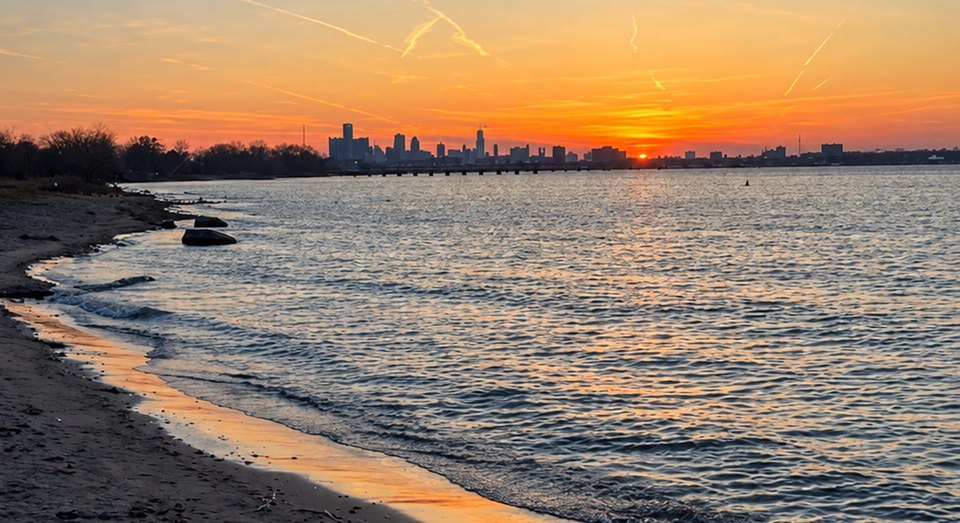 A Belle Isle-i strand naplementekor, a túlparton a detroiti belváros és a MacArthur híd