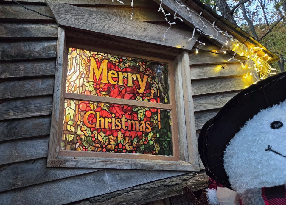 A Mikulás-kunyhó ólomüveg ablaka Merry Christmas felirattal
