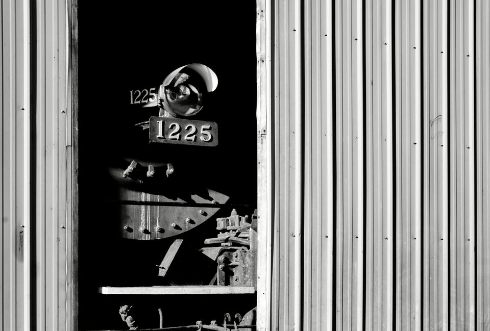 A Pere Marquette 1225 orra a műhely nyitott kapujában, fekete-fehér képen