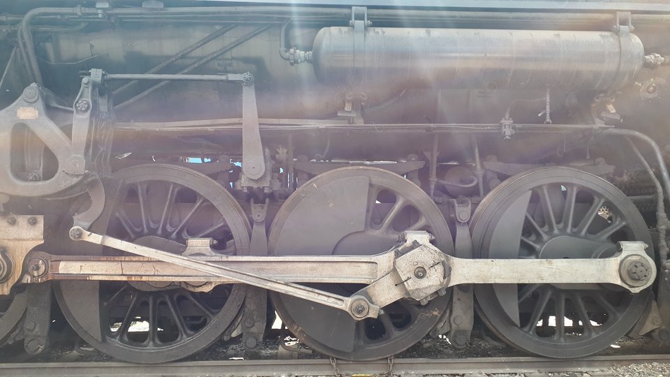 A Pere Marquette 1225 hajtókerekei oldalról, az owossói telepen (2019)