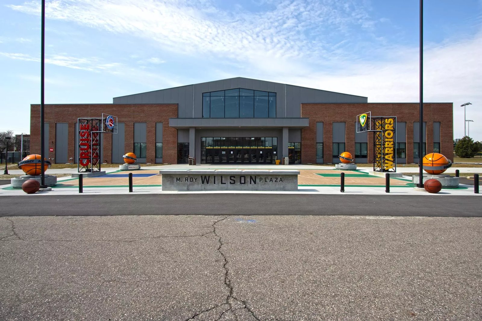 A Wayne State Fieldhouse téglahomlokzata és főbejárata a Warren Avenue felől