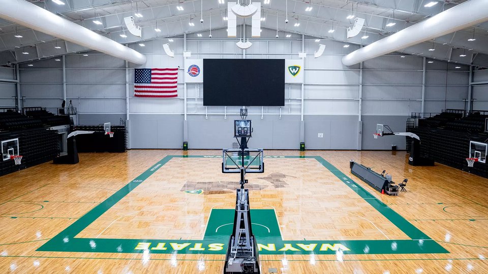 A Fieldhouse kosárpályája és lelátói a kivetítővel