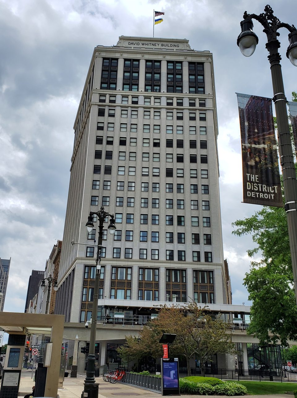 A felújított David Whitney Building, benne a People Mover állomásával (2022)