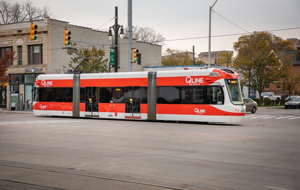 A streetcar at Woodward and Peterboro Street (2021)