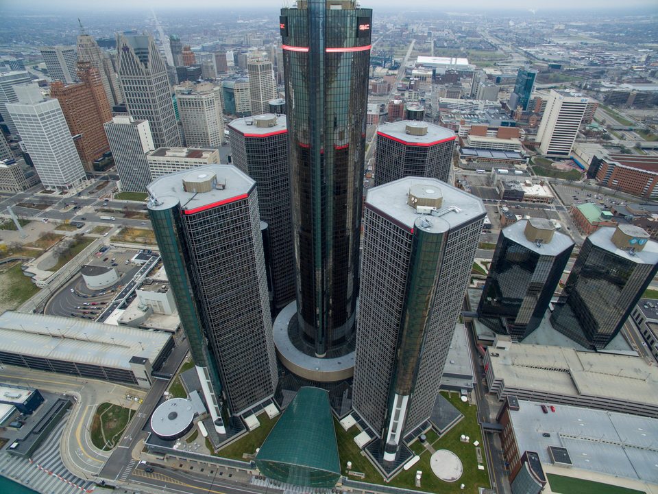 The Renaissance Center from the air on the river side, December 2016: the hotel cylinder in the middle, the Wintergarden’s green glass vault below, flanked by Tower 400 (left) and Tower 300 (right), the two slated for demolition