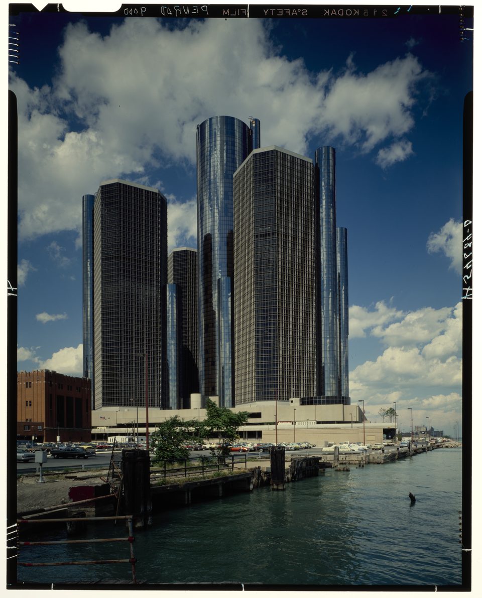 The first phase in 1977, photographed by Budapest-born Balthazar Korab: the four office towers and the hotel cylinder from the riverfront