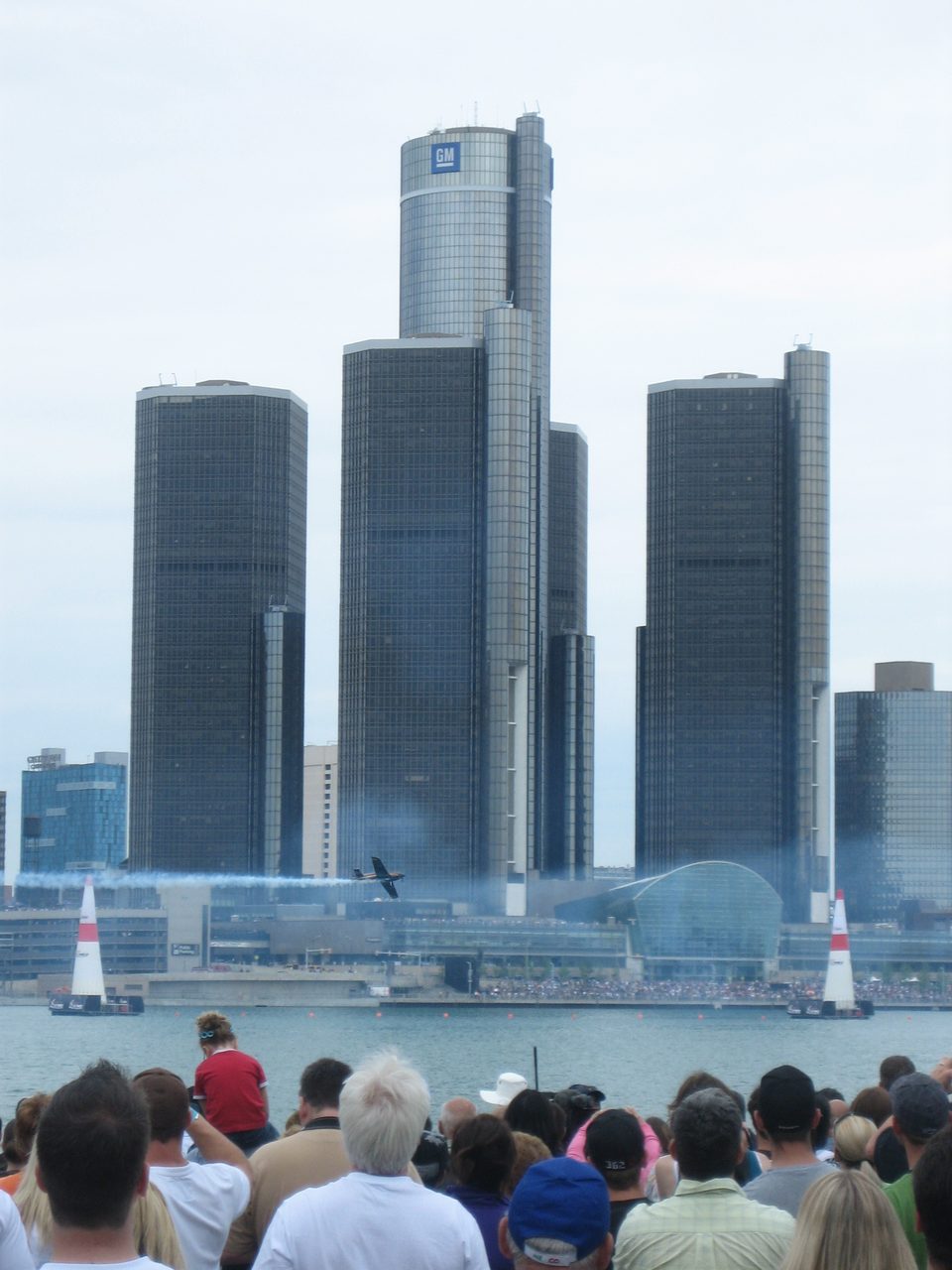 Spectators at the 2009 Red Bull Air Race in Windsor: a race plane skims the water between the gates, with the Renaissance Center behind