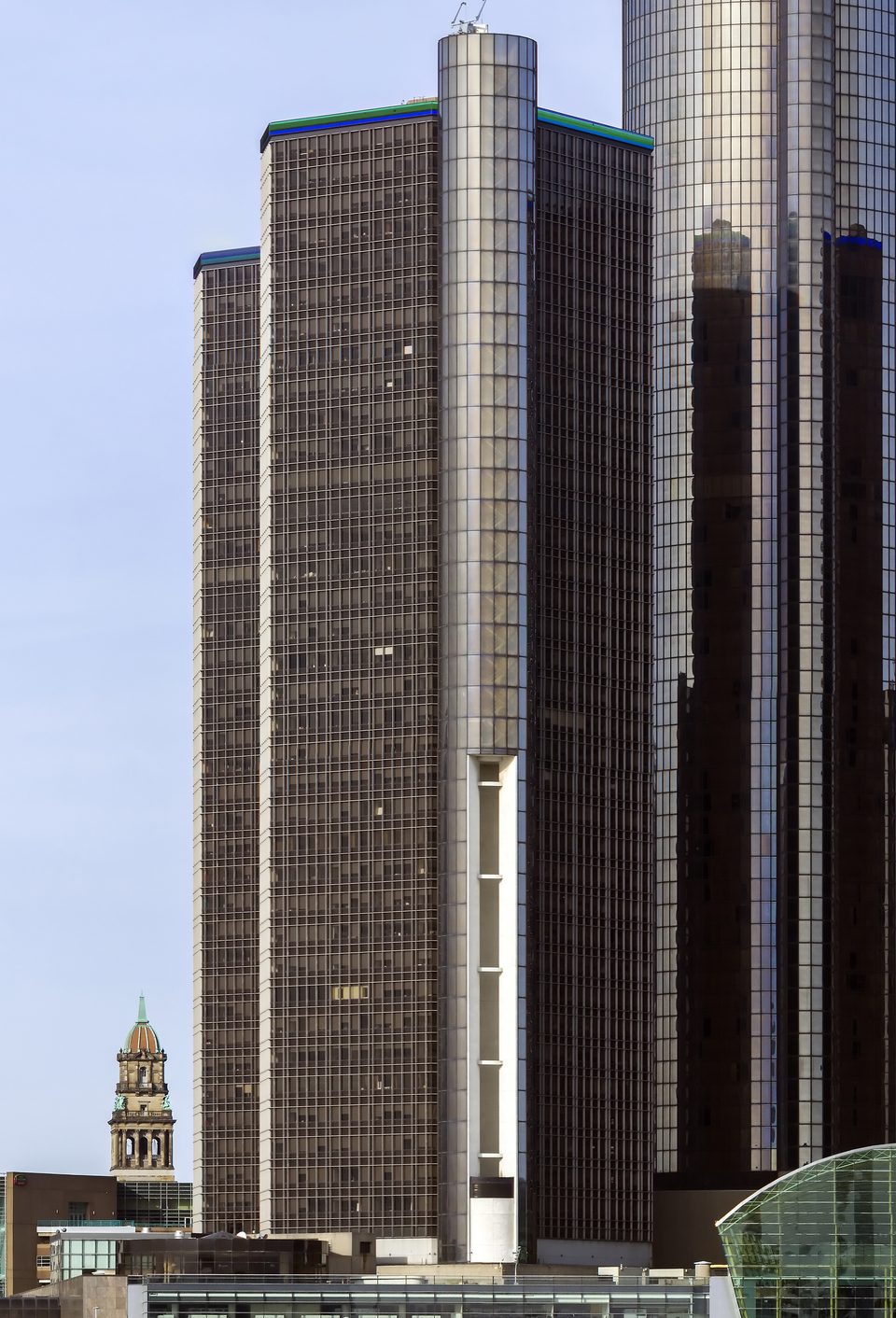 Tower 400 seen from the river, left (west) of the hotel cylinder and the Wintergarden; the plan calls for tearing down this one and Tower 300 (2014)