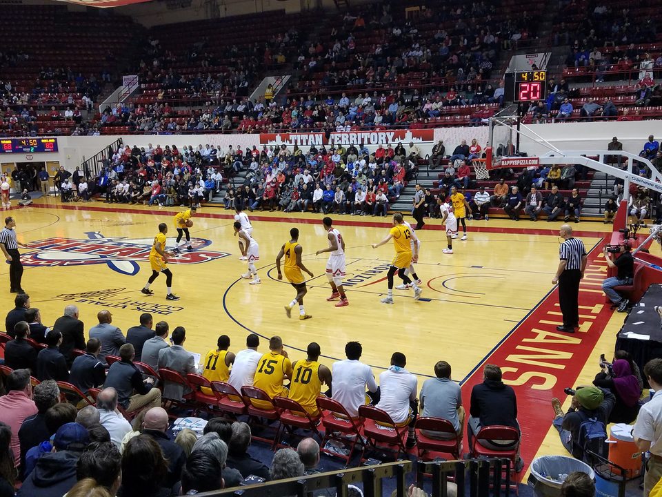 Kosármeccs a Calihan Hallban, a Detroit Mercy és az Oakland játékosai a parketten, oldalt a cserepad és a szurkolók