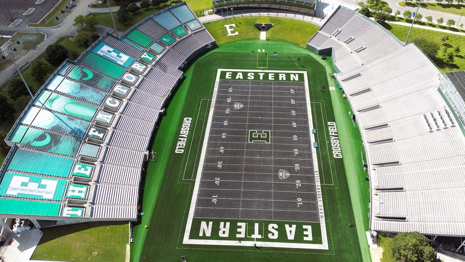 A Rynearson Stadium drónról, a lelátón The Factory felirat, a célterületekben EASTERN