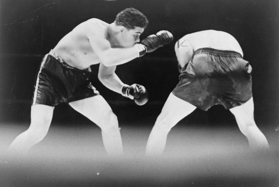Joe Louis támadásra készül Max Schmeling ellen a ringben, fekete-fehér fotó