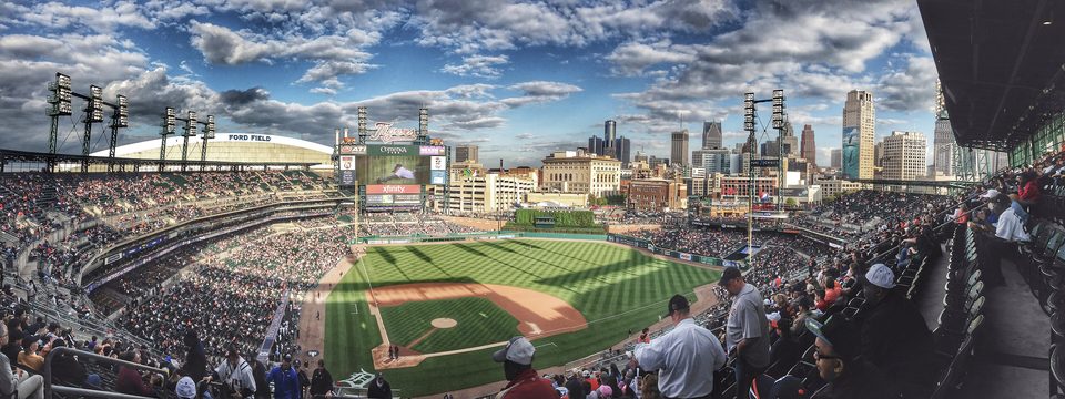 A Comerica Park panorámája a felső lelátóról, háttérben a Ford Field és a belvárosi felhőkarcolók