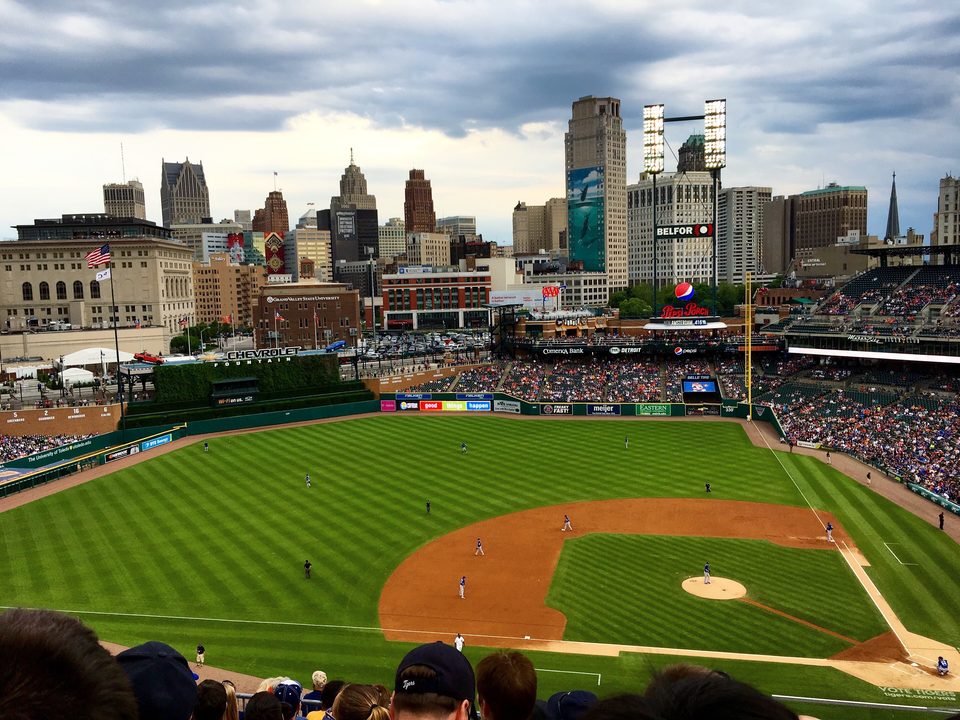 Meccs a Comerica Parkban a felső lelátóról nézve, mögötte Detroit belvárosának felhőkarcolói