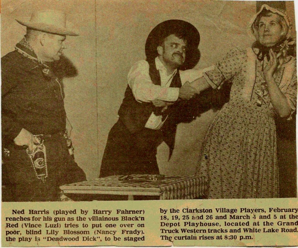 Régi újságkivágás a Clarkston Village Players Deadwood Dick című előadásáról: két cowboykalapos férfi és egy főkötős nő a színpadon