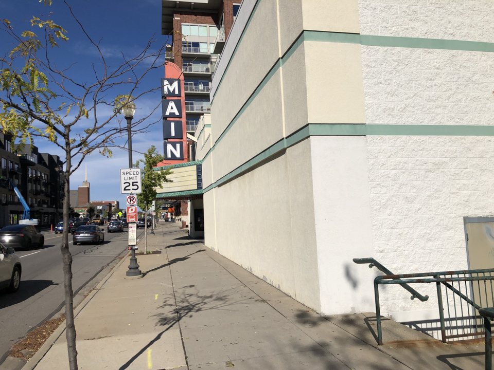 A bezárt Main Art Theatre világos oldalfala és függőleges felirata a Main Streeten, 2021 októberében