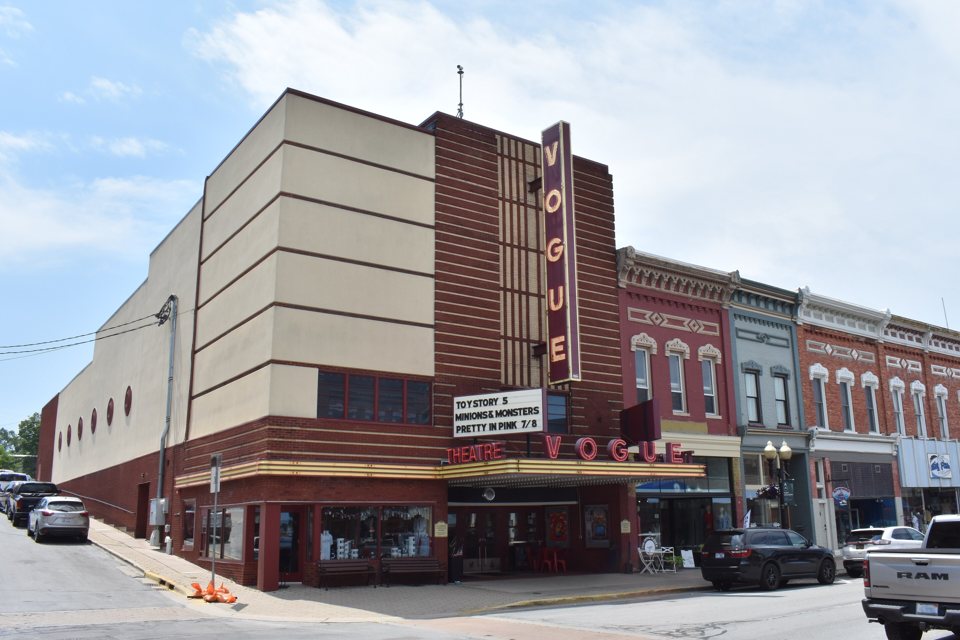 A manisteei Vogue Theatre art deco homlokzata a függőleges VOGUE felirattal és a filmeket hirdető márkizzal