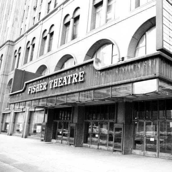 A Fisher Theatre bejárata és felirata fekete-fehér fotón