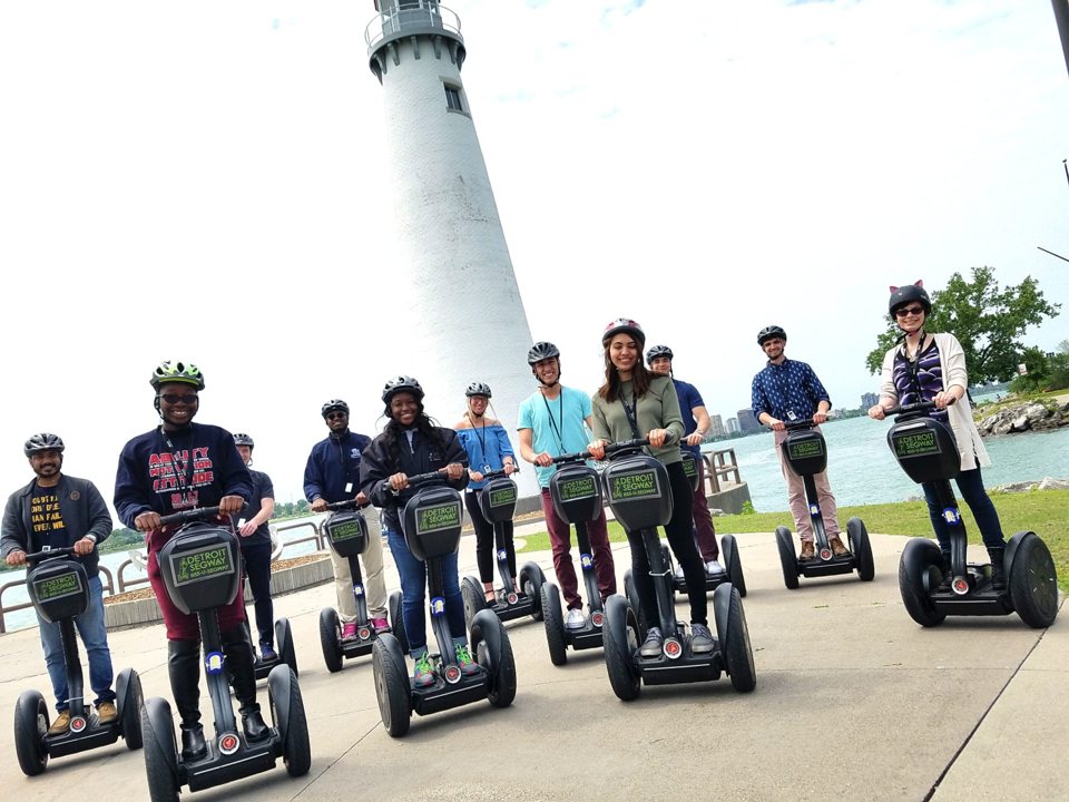 Nagy csoport áll Segway-en a Milliken State Park világítótornya előtt