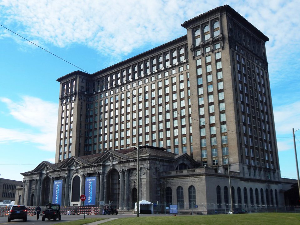A felújított Michigan Central pályaudvar magas kőépülete kék ég alatt