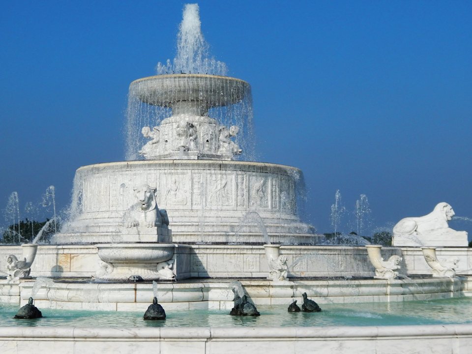 A Belle Isle-i Scott-szökőkút vízsugarai és oroszlánszobrai tiszta kék ég alatt