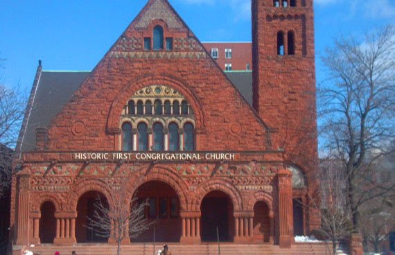A First Congregational Church vörös téglás gótikus épülete kék ég előtt Detroitban