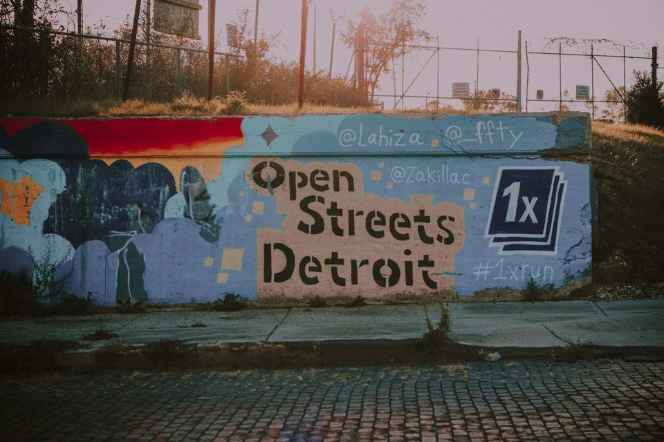 Az Open Streets Detroit felirat egy élénk falfestményen a Wheelhouse Detroit közelében