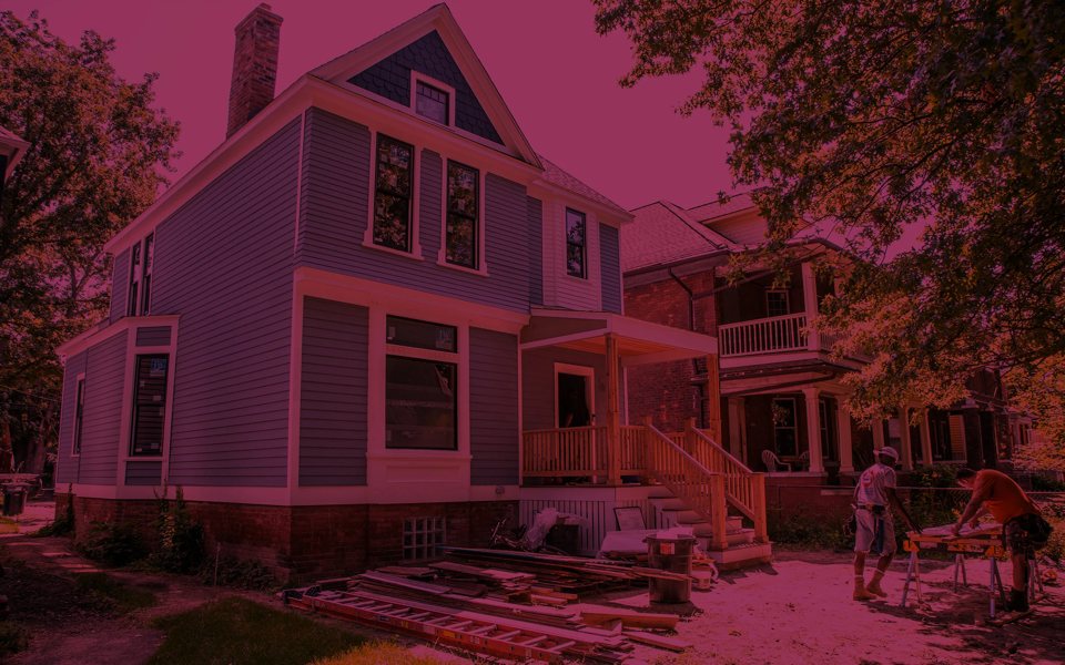 Önkéntesek dolgoznak egy ház felújításán a Woodbridge negyedben